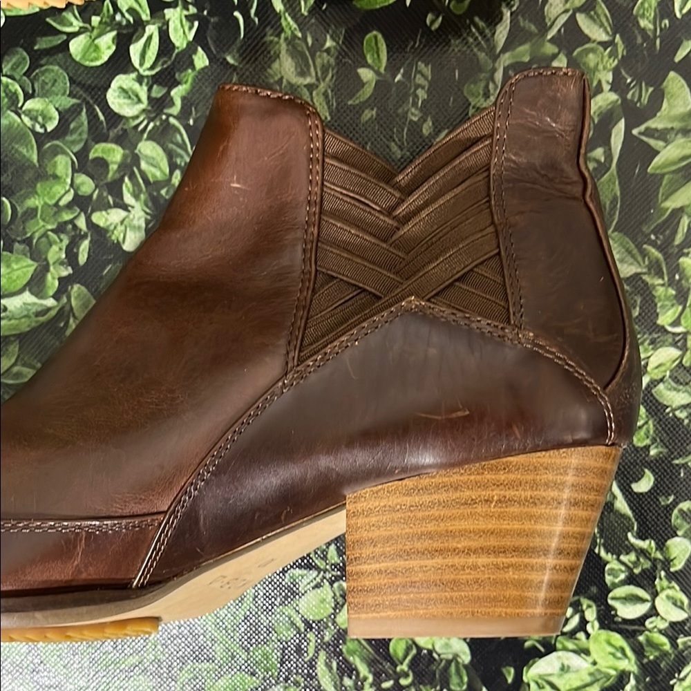 Kelsi Dagger Brown Ankle Boots with Western Flair Size 10 - Picture 6 of 9